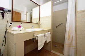 Douche, séchoir à cheveux, bidet, serviettes fournies