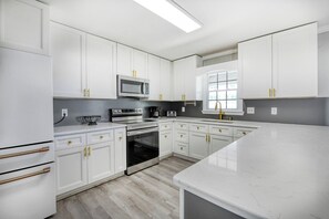 Geladeira, micro-ondas, fogão, cooktop
