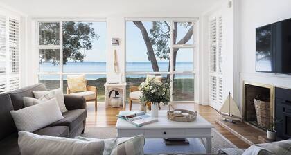 Foreshore Beach House - Stunning waterfront home