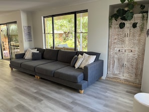Smart TV, fireplace, books, printers - A nature haven within walking distance to beach/town with pool - swim spa- deck. (Dunsborough)