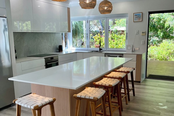 Jääkaappi, mikroaaltouuni, uuni, liesi