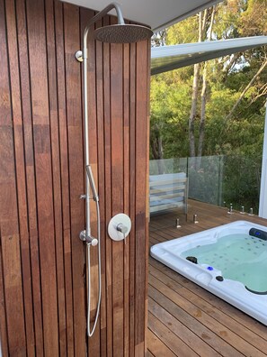 Tina de hidromasaje al aire libre