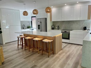 Refrigerador, microondas, horno y parrilla de estufa