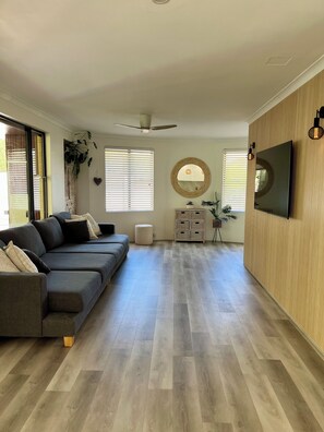 Smart-TV, Kamin, Bücher, Drucker