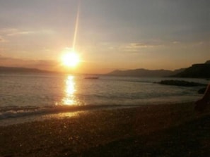 Una spiaggia nelle vicinanze, lettini da mare