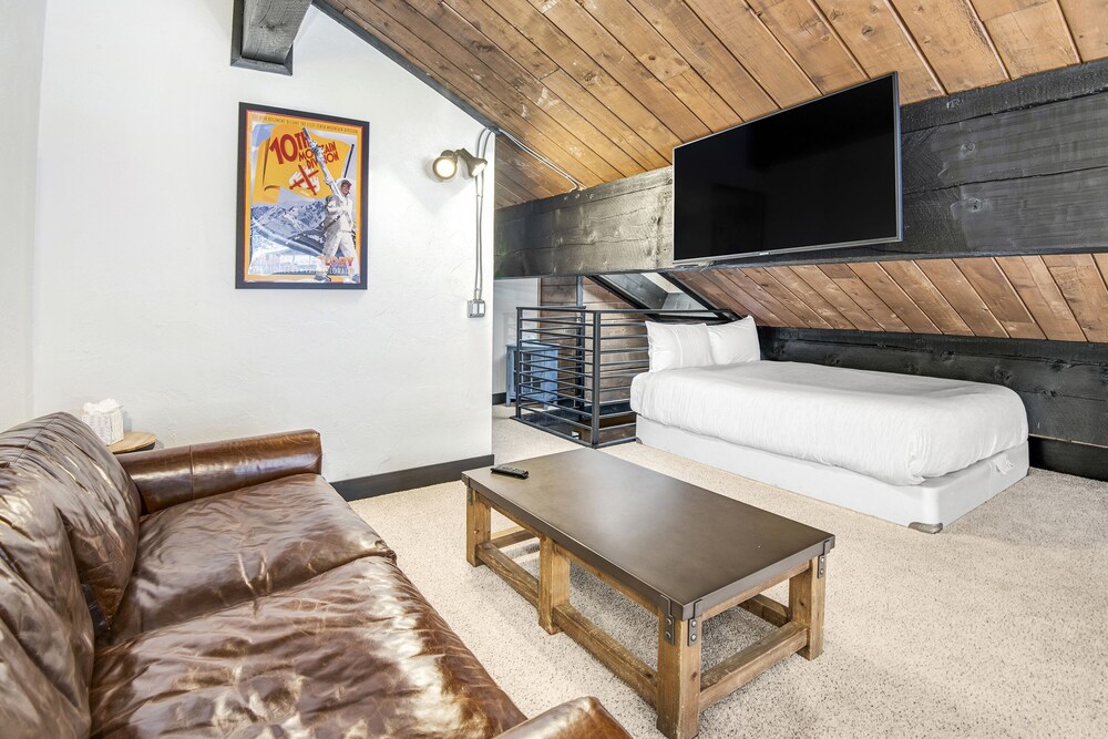 New! Creekview Interlochen Condo Modern Design Grill/Fireplace