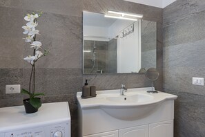 Een douche, een haardroger, een bidet, handdoeken