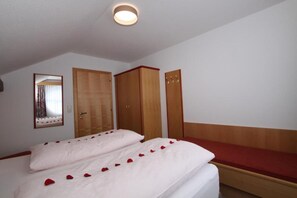 2 habitaciones, caja de seguridad en la habitación y cuna de viaje 