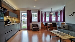 Eine moderne Wohnung mit Küche, Essbereich und Wohnzimmer.