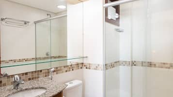 Chuveiro, chuveiro com efeito de chuva, toalhas de banho