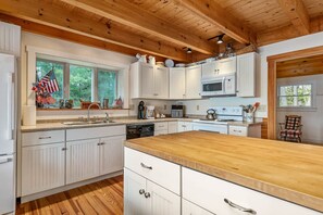 Kühlschrank, Ofen, Herdplatte, Wasserkocher mit Kaffee-/Teezubehör