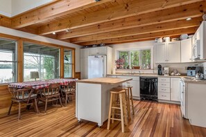Fridge, oven, stovetop, coffee/tea maker - A Beautiful Get Away on the Coast of Barter`s Island (Boothbay)