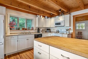 Coffee/tea maker, fridge, oven, stovetop