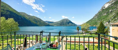 Standaard appartement, meerdere slaapkamers, langs het strand (PL-Palazzo 2 bedroom Lake Deluxe) | Buiten dineren