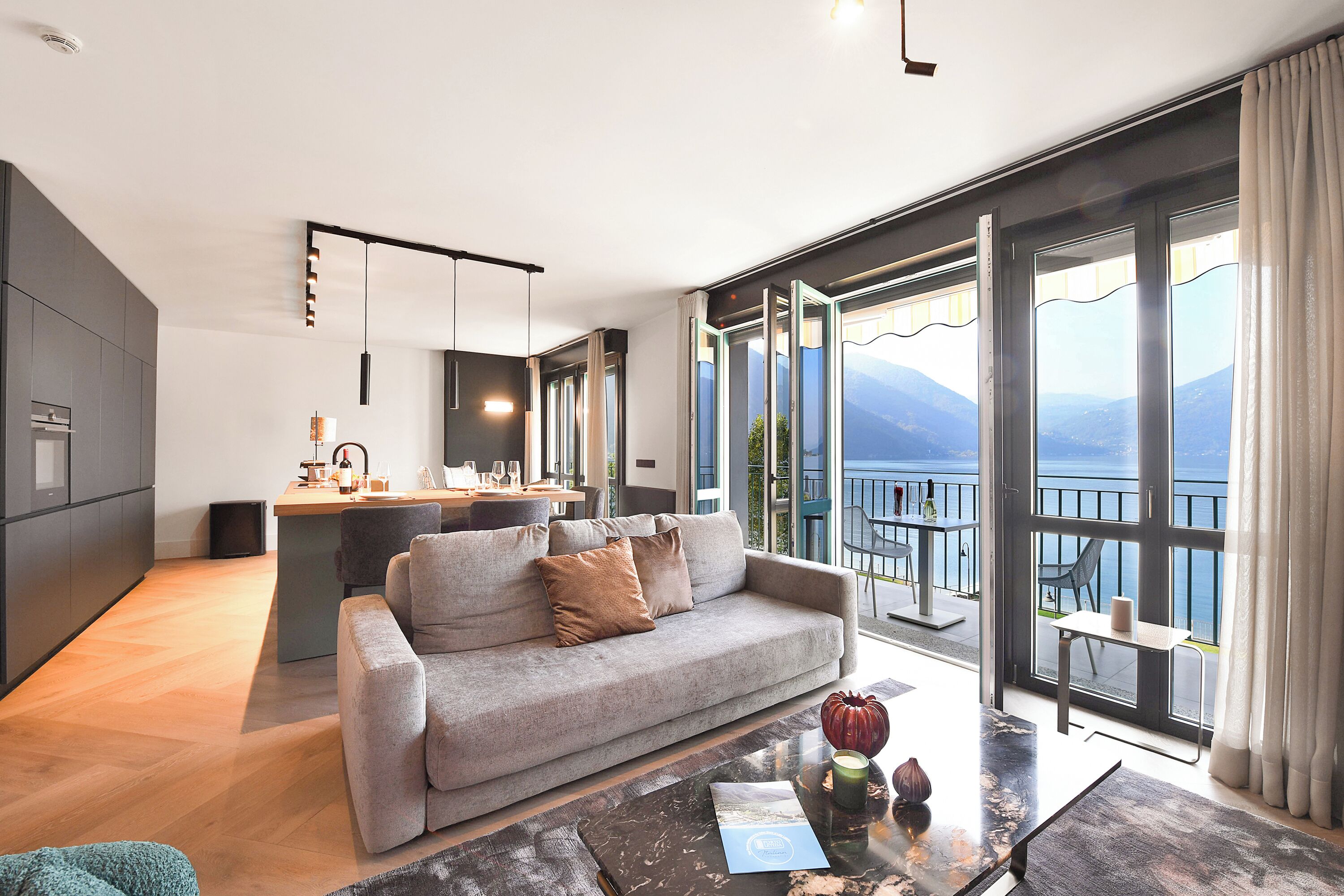 Standard-Apartment, Mehrere Schlafzimmer, 2 Bäder, am Strand (PL-Palazzo Penthouse) | Wohnbereich | 21-Zoll-Fernseher mit Satellitenempfang