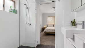 Shower - Beach Daze in the heart of Kingscliff (Kingscliff)