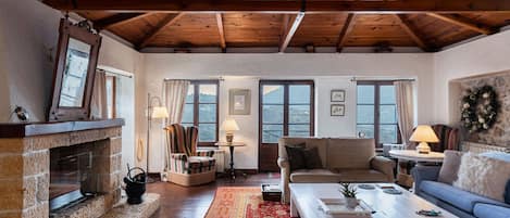 Smart TV, fireplace