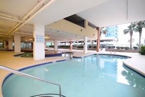 من حمّامات السباحة المغطاة