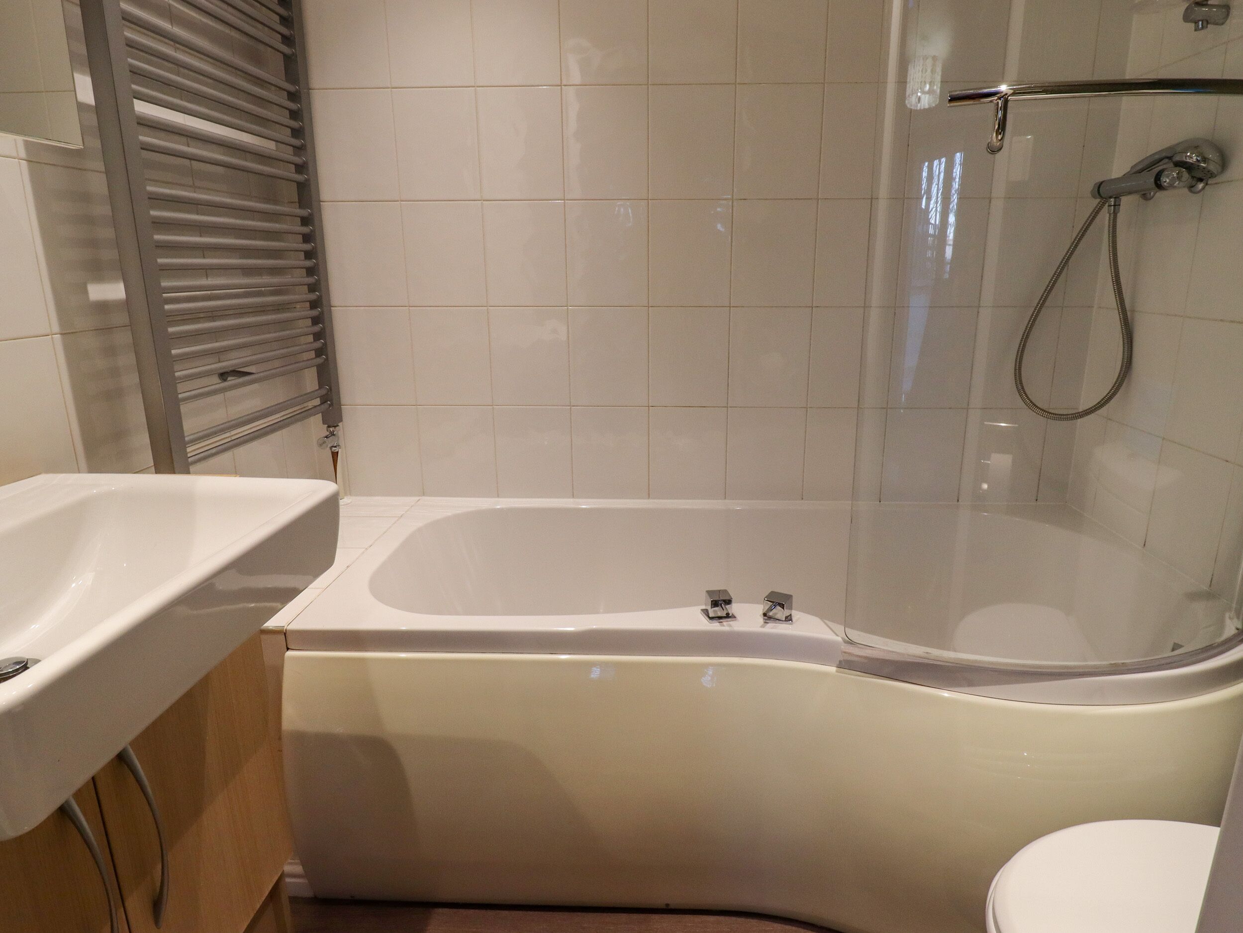 Ein Badezimmer mit Badewanne, Waschbecken und Toilette.