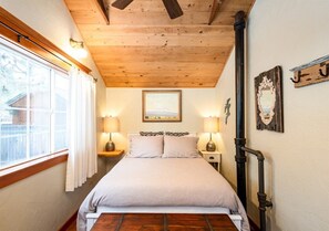2 bedrooms, WiFi - Bluebird Day - Desert Moon, Cozy 2BR in Bend's River West, Walkable to restaurants! (Bend)