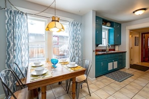Dining - Bluebird Day - Desert Moon, Cozy 2BR in Bend's River West, Walkable to restaurants! (Bend)