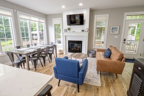Smart TV, fireplace