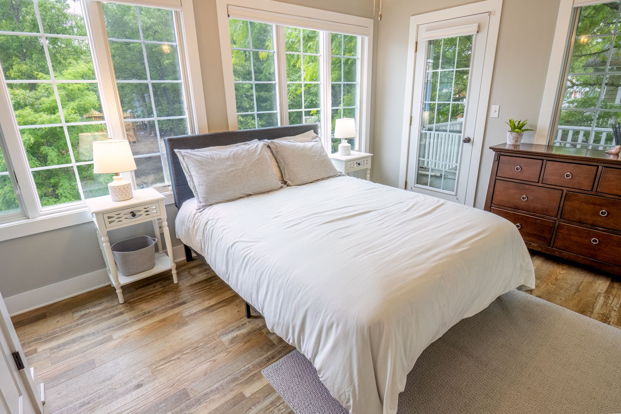 6 quartos, ferros/tábuas de passar roupa, Wi-Fi de cortesia