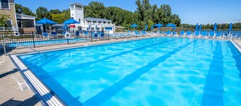 6 bed in Beachwalk Resort w/Pool, Lake, Golf Cart