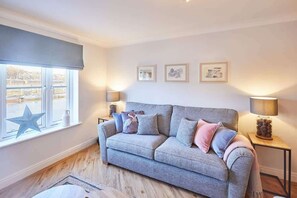 TV, DVD-spiller, bøker og kontorer