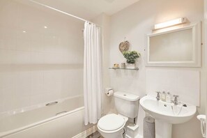 Badekar, hårføner, håndklær og såpe