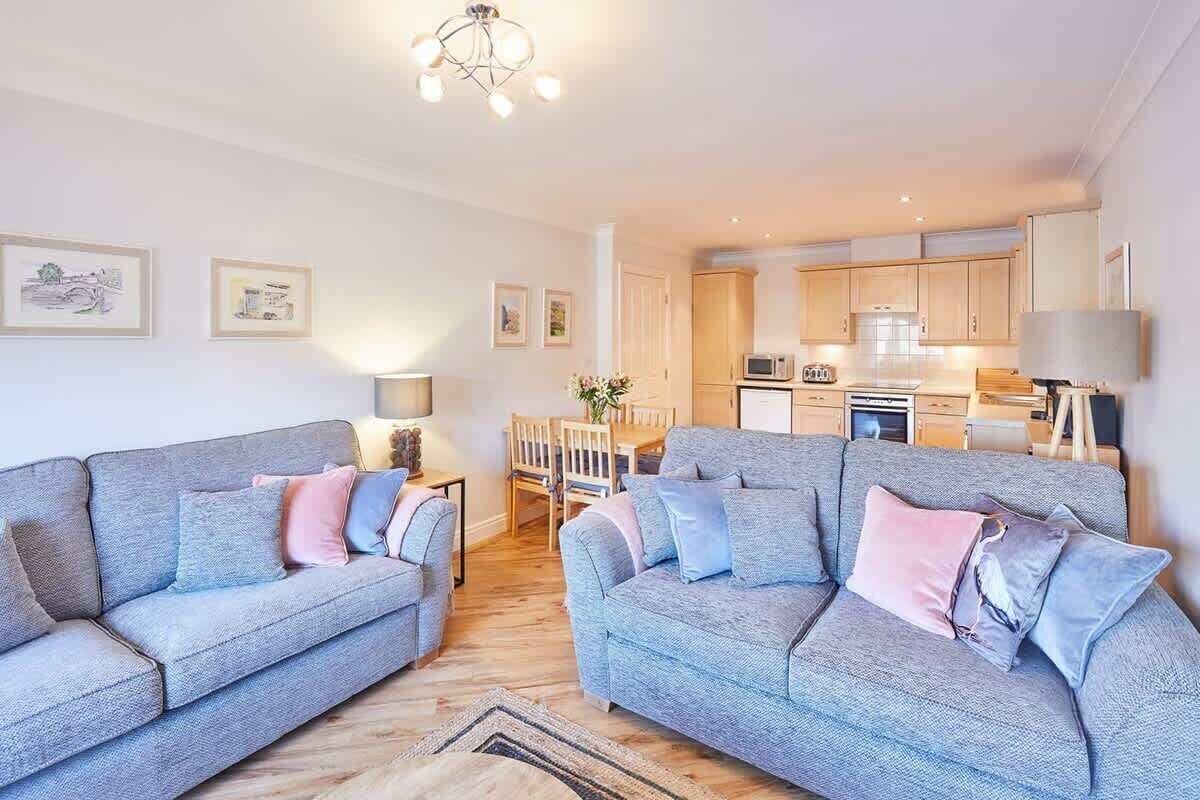 Fernseher, DVD-Player, Bücher, Arbeitsbereiche