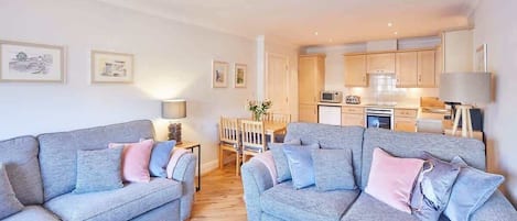 Televisión, reproductor de DVD, libros, oficina