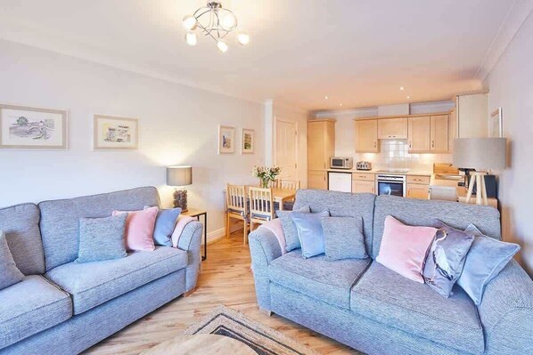 تلفزيون، مشغل دي في دي، كُتُب، مكتب