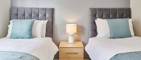 2 habitaciones, escritorio, tabla de planchar con plancha y wifi gratis