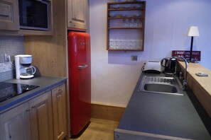 Kühlschrank, Mikrowelle, Ofen, Wasserkocher mit Kaffee-/Teezubehör