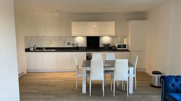 Frigorifero, microonde, piano cottura, bollitore elettrico