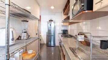 Réfrigérateur, micro-ondes, four, plaque de cuisson