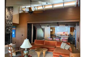 Living area - Private Sanctuary In The Hawaiian Cloud Forest (Kailua-Kona)