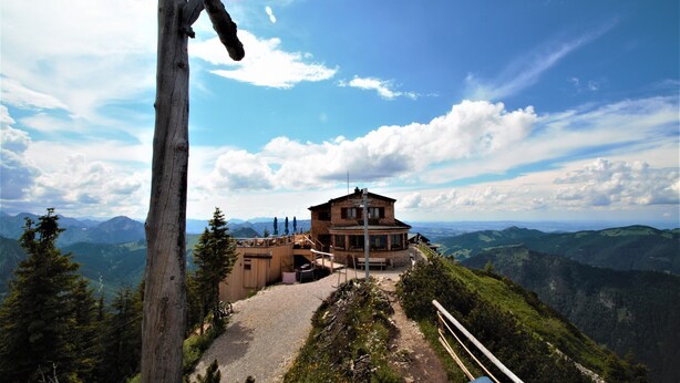 A mountain lodge with a view of the surrounding landscape. - Comfortable, bright vacation apartment with balcony and alpine view in Pfronten Mitte (Pfronten)