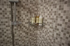 Dusche, Haartrockner, Handtücher, Seife