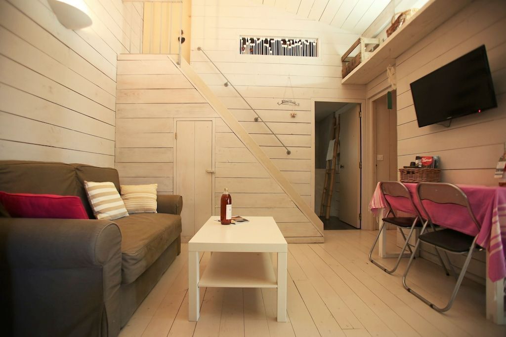 電視、乒乓球設施、書籍