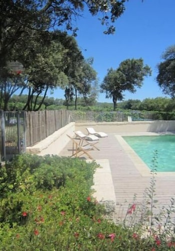 Gîte les cabanes de Carelle  "L'Arbousier"