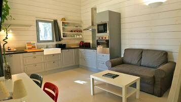 Televisie, een tafeltennistafel en boeken