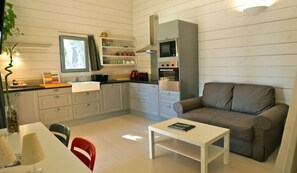 Fernseher, Tischtennisplatte, Bücher