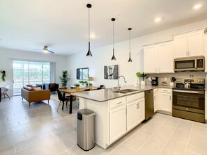 Een koelkast, een microgolfoven, een oven, een kookplaat