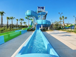 Um parque aquático com vários toboáguas e uma piscina.