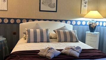 7 chambres, coffres-forts dans les chambres, bureau, Wi-Fi gratuit