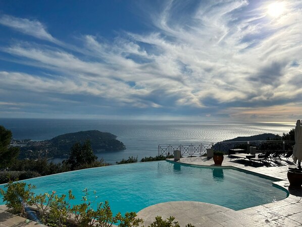 Outdoor pool - Luxury villa & breathtaking view (Villefranche-sur-Mer)
