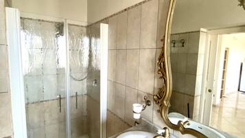 Dusche, Haartrockner, Bidet, Handtücher
