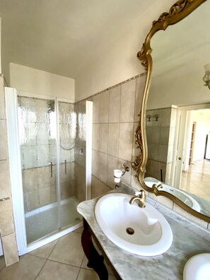 Chuveiro, secador de cabelo, bidê, toalhas de banho